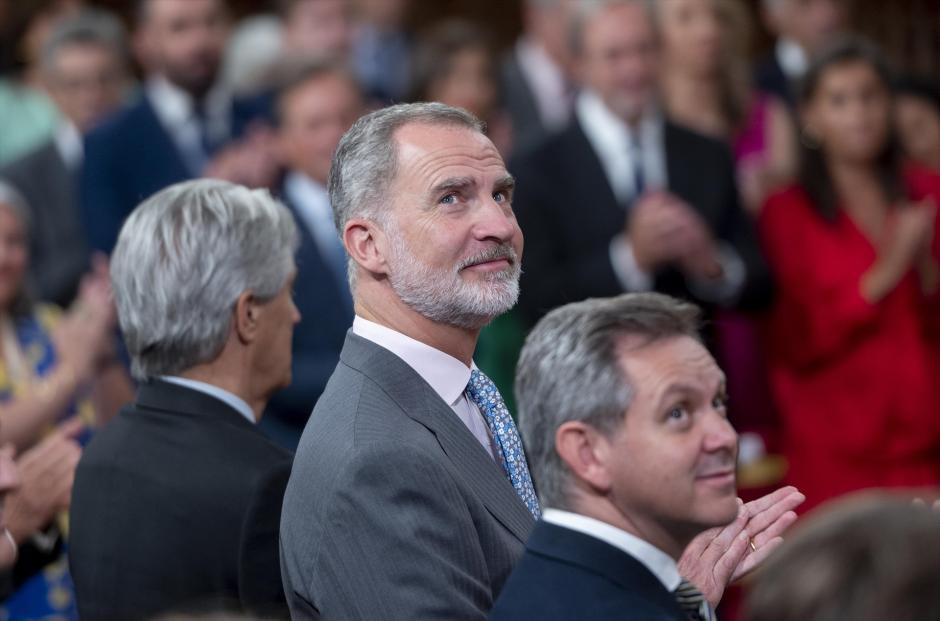 (I-D) El rector de la UAH, José Vicente Saz, El Rey de España Felipe VI y el ministro de Sanidad, José Miñones, durante la entrega de la VI Edición del 'Galardón Camino Real', en el Paraninfo de la Universidad de Alcalá, a 13 de julio de 2023, en Alcalá de Henares, Madrid (España). El Galardón Camino Real está otorgado por el Instituto Franklin de la Universidad de Alcalá para reconocer el trabajo profesional de los españoles que de forma destacada y ejemplar, proyectan y potencian la ‘positiva’ imagen de España en Estados Unidos. Ana Fernández-Sesma es directora del Departamento de Microbiología de la Facultad de Medicina Icahn del Hospital Mount Sinaí de Nueva York y es referente mundial para estudios relativos a patógenos causantes de enfermedades infecciosas.
13 JULIO 2023;REY;MAJESTAD;CORONA;PREMIO;VIRÓLOGA;
Alberto Ortega / Europa Press
13/7/2023