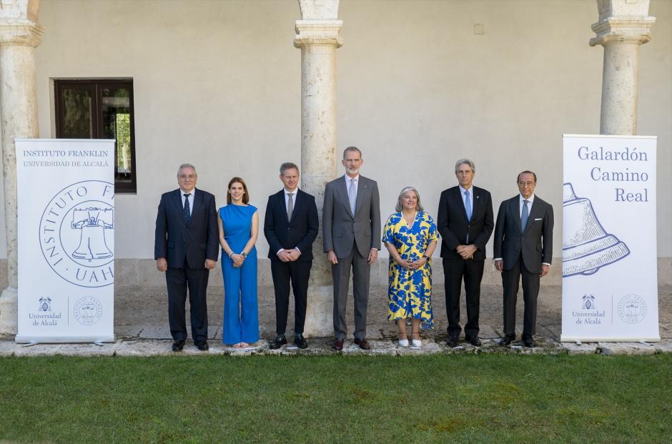 (I-D) El director del Instituto Franklin-UAH, José Antonio Gurpegui, la alcaldesa de Alcalá de Henares, Judith Piquet Flores, el Ministro de Sanidad, José Miñones, El Rey de España Felipe VI, la viróloga premiada Ana Fernández-Sesma, el rector de la UAH, José Vicente Saz y el presidente del consejo de H2B2, Antonio Vázquez Romero durante la entrega de la VI Edición del 'Galardón Camino Real', en el Paraninfo de la Universidad de Alcalá, a 13 de julio de 2023, en Alcalá de Henares, Madrid (España). El Galardón Camino Real está otorgado por el Instituto Franklin de la Universidad de Alcalá para reconocer el trabajo profesional de los españoles que de forma destacada y ejemplar, proyectan y potencian la ‘positiva’ imagen de España en Estados Unidos. Ana Fernández-Sesma es directora del Departamento de Microbiología de la Facultad de Medicina Icahn del Hospital Mount Sinaí de Nueva York y es referente mundial para estudios relativos a patógenos causantes de enfermedades infecciosas.
13 JULIO 2023;REY;MAJESTAD;CORONA;PREMIO;VIRÓLOGA;
Alberto Ortega / Europa Press
13/7/2023