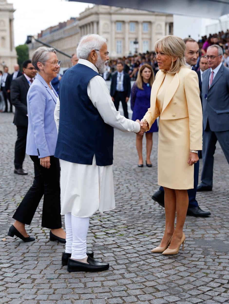 Paris (France), 14/07/2023.- France's first lady Brigitte Macron welcomes India's Prime Minister Narendra Modi as he arrives to attend the annual Bastille Day military parade on the Champs-Elysees avenue in Paris, France, 14 July 2023. (Francia) EFE/EPA/GONZALO FUENTES / POOL MAXPPP OUT
