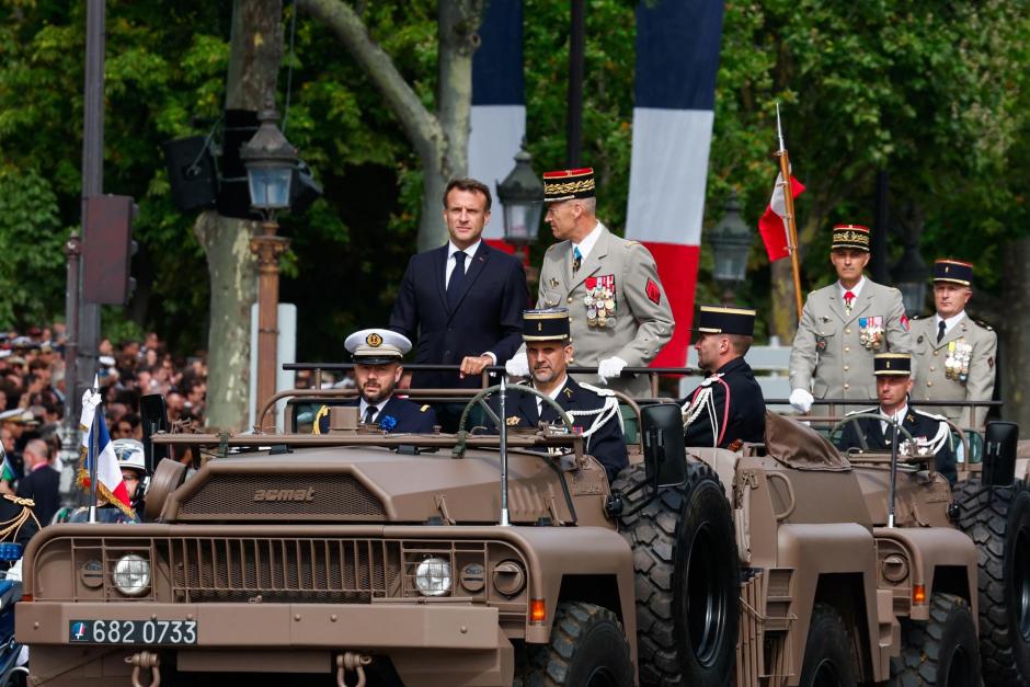 Paris (France), 14/07/2023.- France's President Emmanuel Macron and Chief of the Defence Staff Thierry Burkhard stand in the command car during the annual Bastille Day military parade on the Champs-Elysees avenue in Paris, France, 14 July 2023. (Francia) EFE/EPA/GONZALO FUENTES / POOL MAXPPP OUT