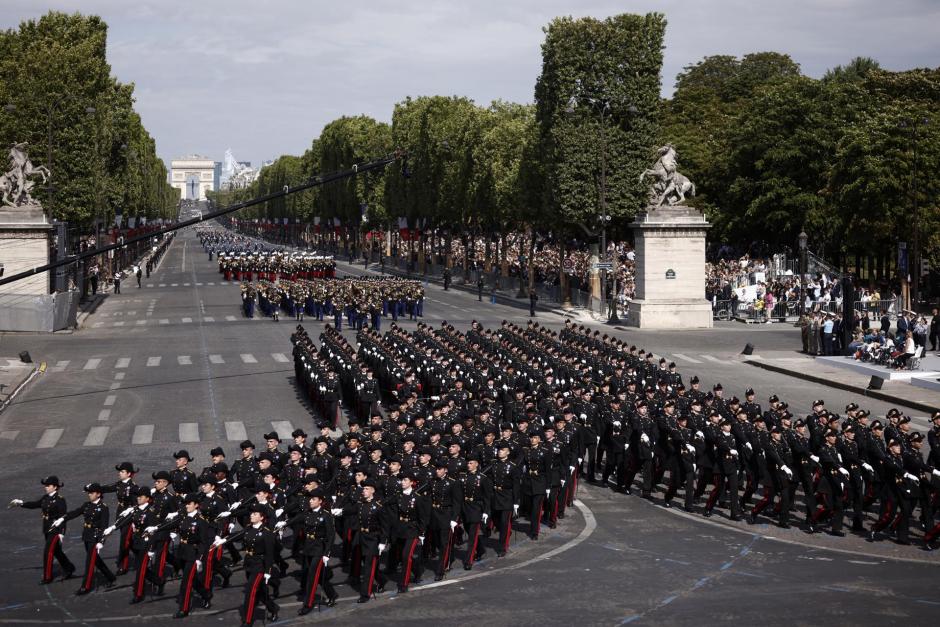 Paris (France), 14/07/2023.- French troops parade on the Champs Elysee during the annual Bastille Day military parade, in Paris, France, 14 July 2023. France is celebrating its national holiday, or Bastille Day, with thousands of French troops marching down the Champs-Elysees avenue with the Indian Prime Minister as a guest of honor. (Francia) EFE/EPA/YOAN VALAT