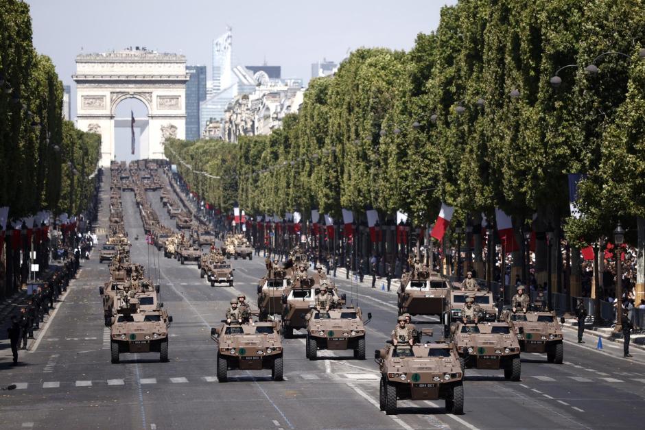 Paris (France), 14/07/2023.- French armored vehicles parade on the Champs Elysee during the annual Bastille Day military parade, in Paris, France, 14 July 2023. France is celebrating its national holiday, or Bastille Day, with thousands of French troops marching down the Champs-Elysees avenue with the Indian Prime Minister as a guest of honor. (Francia) EFE/EPA/YOAN VALAT