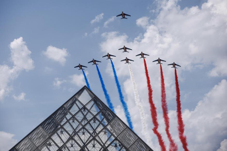 -FOTODELDÍA- PARÍS, 11/07/2023.- Una patrulla de cazas vuela sobre la pirámide del Louvre durante un ensayo del espectáculo aéreo de cara a las celebraciones del Día de la Bastilla, este martes en París. Francia celebra su día nacional el 14 de julio, con un desfile militar en la avenida de los Campos Elíseos y el primer ministro indio, Narendra Modi, como invitado de honor. EFE/YOAN VALAT