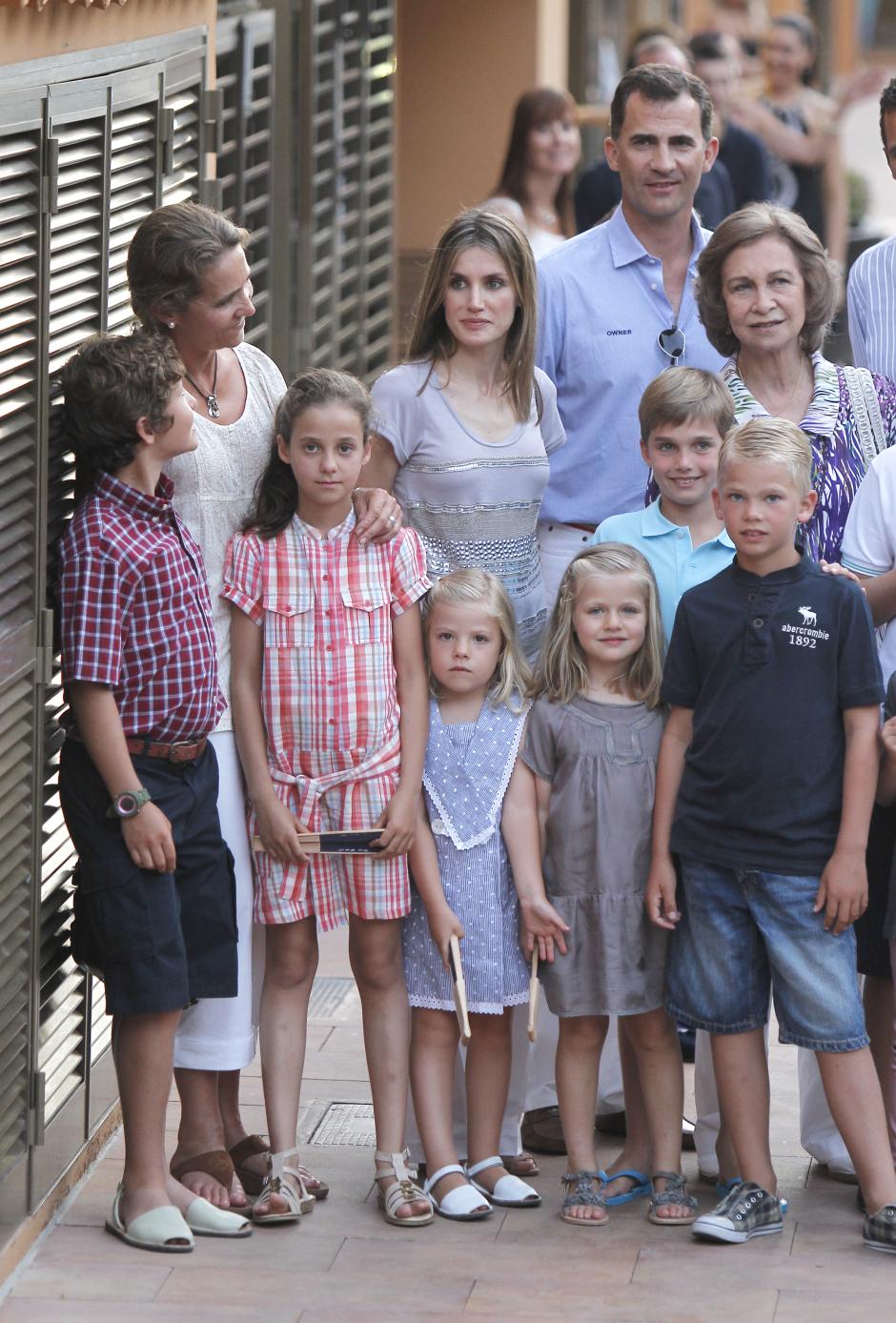 LA FAMILIA REAL ESPA¿OLA DURANTE UNAS VACACIONES DE VERANO EN MALLORCA
EN LA IMAGEN LOS REYES JUAN CARLOS DE ESPA¿A Y LA REINA SOFIA DE GRECIA , LA PRINCESA IRENE DE GRECIA ( CAMISETA AZUL ) , LA INFANTA CRISTINA DE BORBON CON SU HIJO MIGUEL URDANGARIN , LOS DUQUES DE LUGO , JAIME DE MARICHALAR ( POLO ROJO ) CON SUS HIJOS FROILAN MARICHALAR Y VICTORIA FEDERICA ( GAFAS ) Y LOS PRINCIPES DE ASTURIAS , FELIPE DE BORBON Y LETIZIA ORTIZ ( EMBARAZADA )
PP / AC / © KORPA
14/08/2005
MALLORCA *