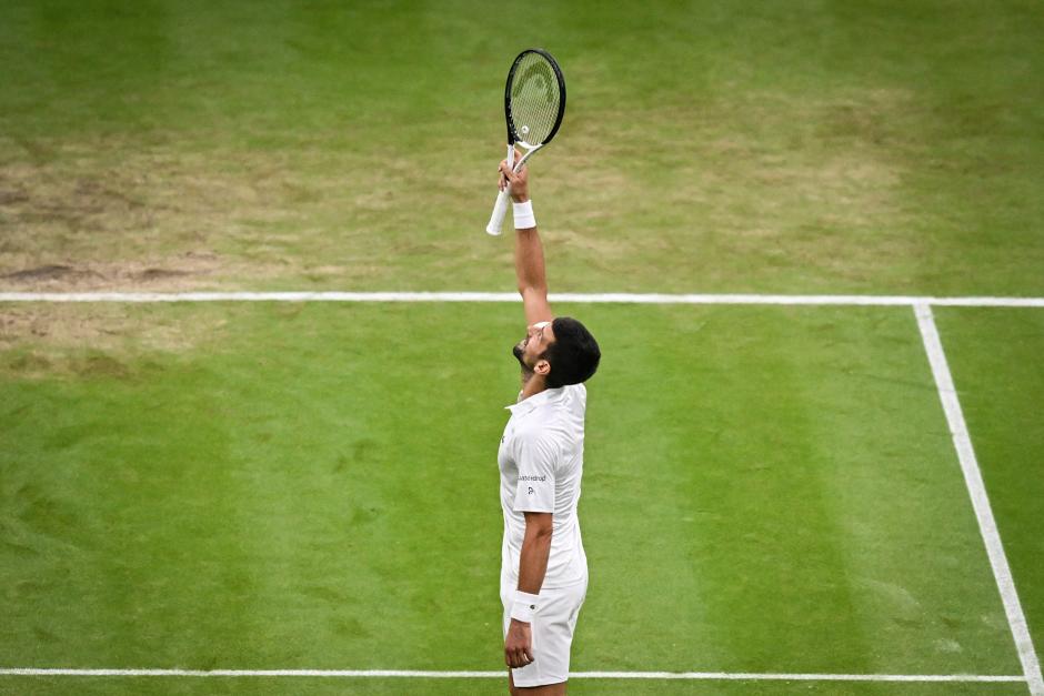 Novak Djokovic celebra su pase a la final de Wimbledon