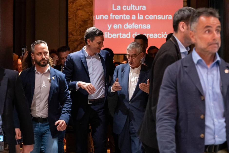 El presidente del Gobierno, Pedro Sánchez (c) tras asistir al acto a favor de la cultura y el progreso democrático titulado 'Contra una convivencia Censurada'