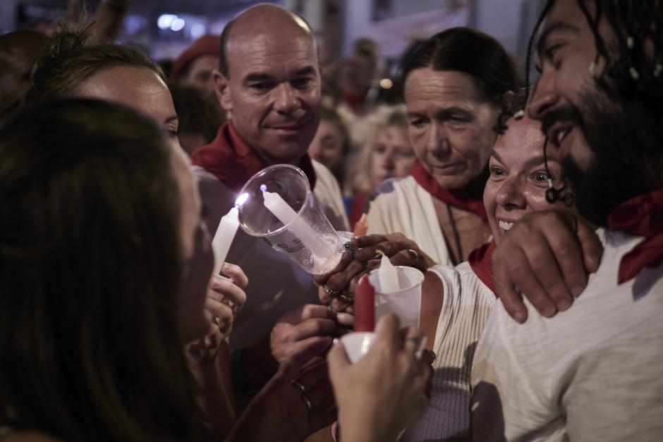 Un grupo de personas encienden sus velas durante el ‘Pobre de mí’ para decir adiós a las fiestas de San Fermín 2023