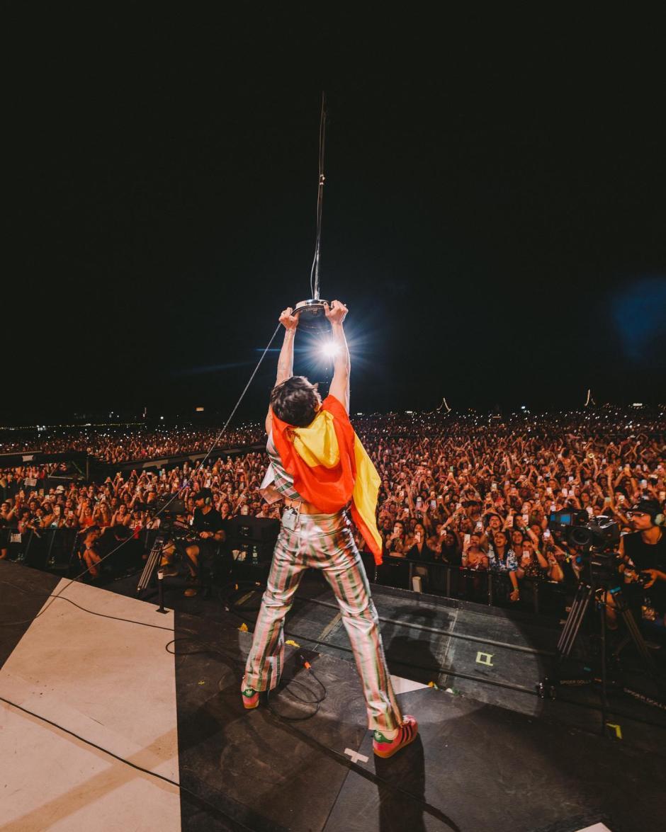 Harry Styles, con la bandera de España a modo de capa en su concierto de Madrid