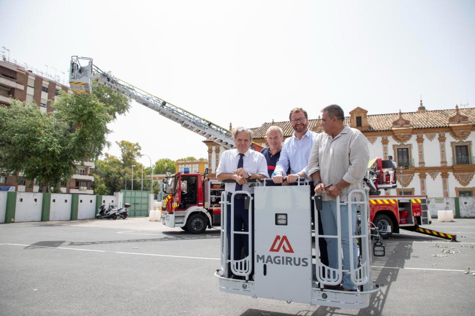 Presentación de los nuevos camiones de bomberos de la Diputación de Córdoba