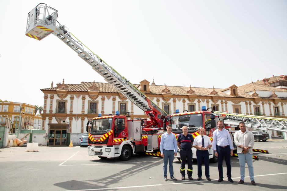 Presentación de los nuevos camiones de bomberos de la Diputación de Córdoba