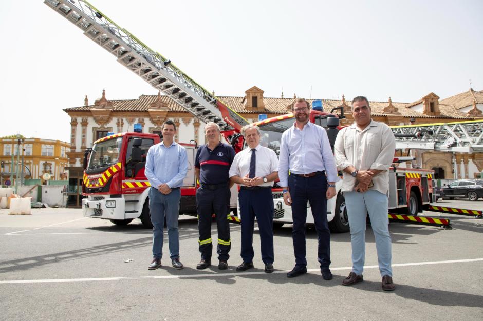 Presentación de los nuevos camiones de bomberos de la Diputación de Córdoba