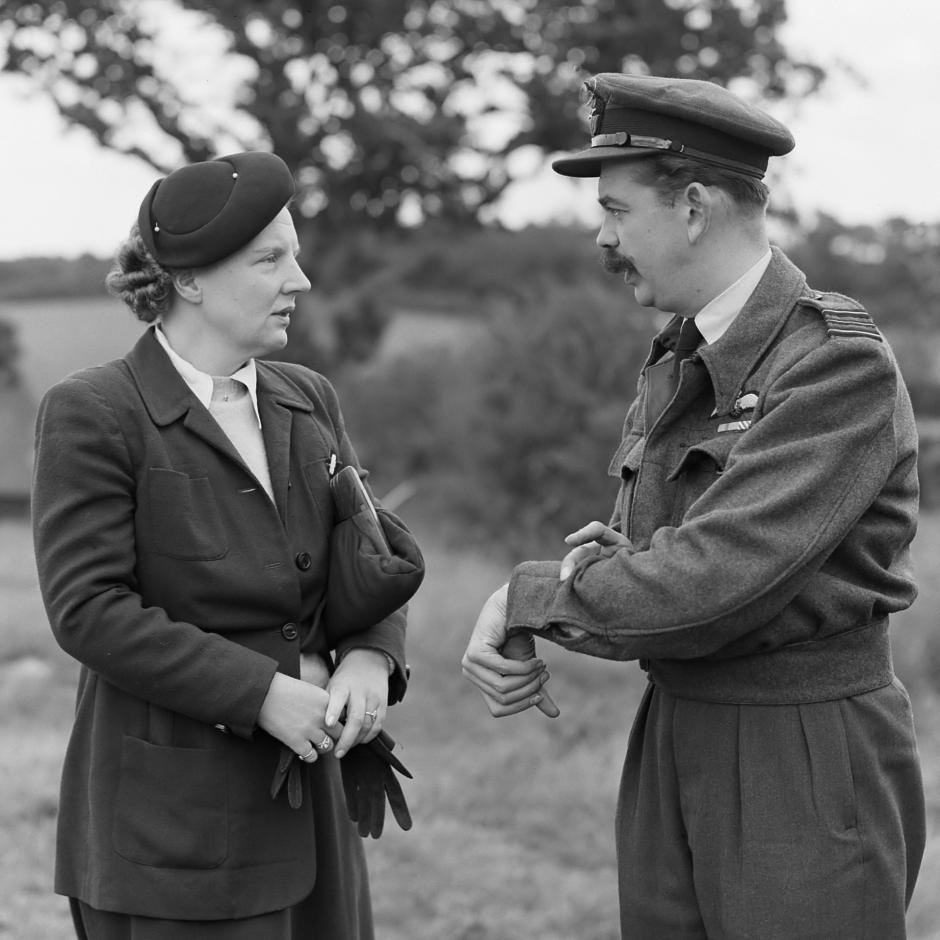 La princesa Juliana conversa con el jefe de escuadrón L.C.M. van Eendenburg, septiembre de 1944