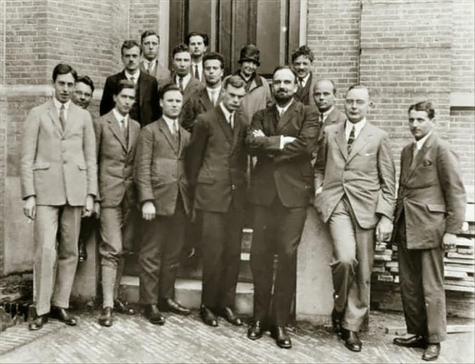 Un joven Oppenheimer en segunda fila junto a su profesor y alumnos en Kamerlingh-Onnes (1926)