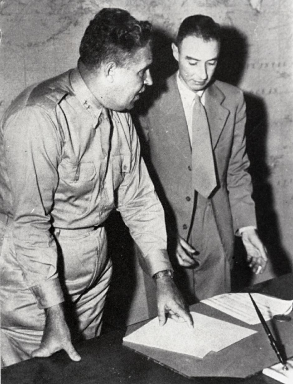 El general Leslie Groves junto a Oppenheimer en el desarrollo del proyecto Manhattan (Circa 1944)