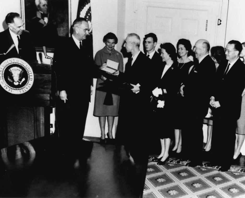 Robert Oppenheimer junto a su familia: Kitty (de frente),sus hijos detrás: Peter y Katherine (Toni) recibiendo el premio Enrico Fermi en 1963