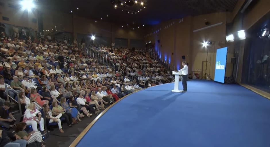 Alberto Núñez Feijóo, dirigiéndose al auditorio del Oceanográfico de Valencia.