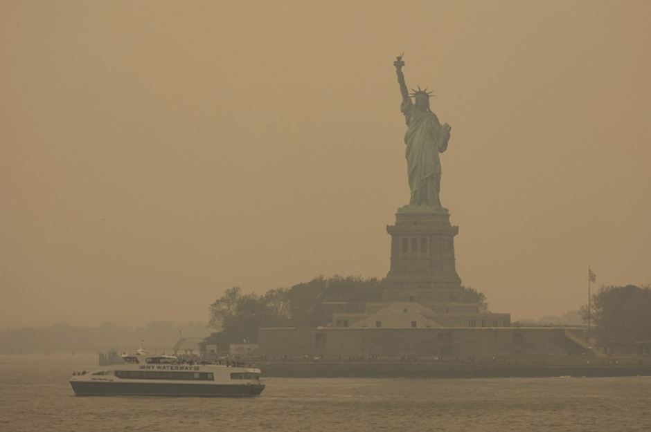 Calor en el hemisferio norte: la neblina de los enormes incendios de las montañas canadienses envuelve en humo la Estatua de la Libertad de Nueva York