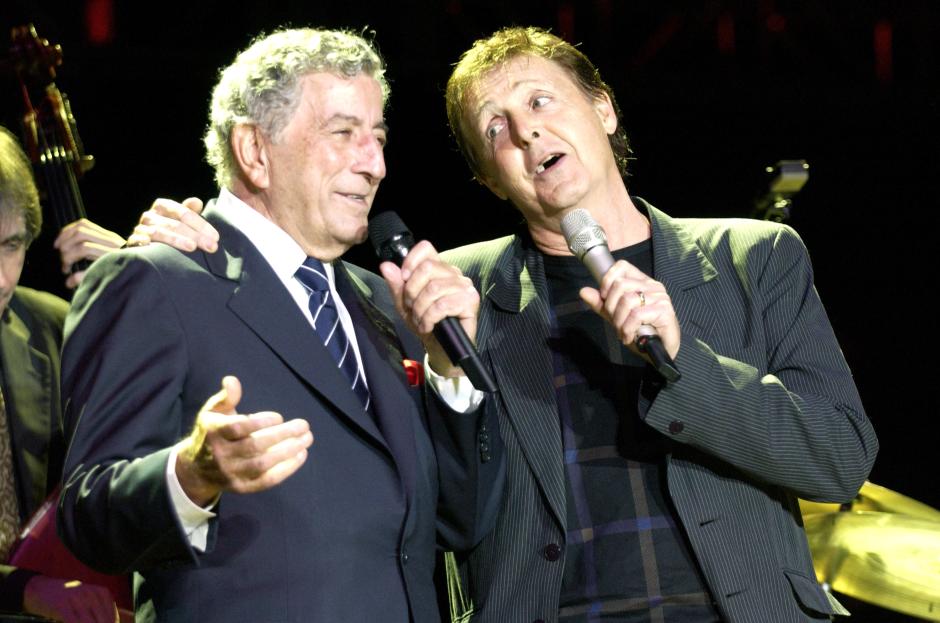 Tony Bennett y Paul McCartney durante una actuación en 2004