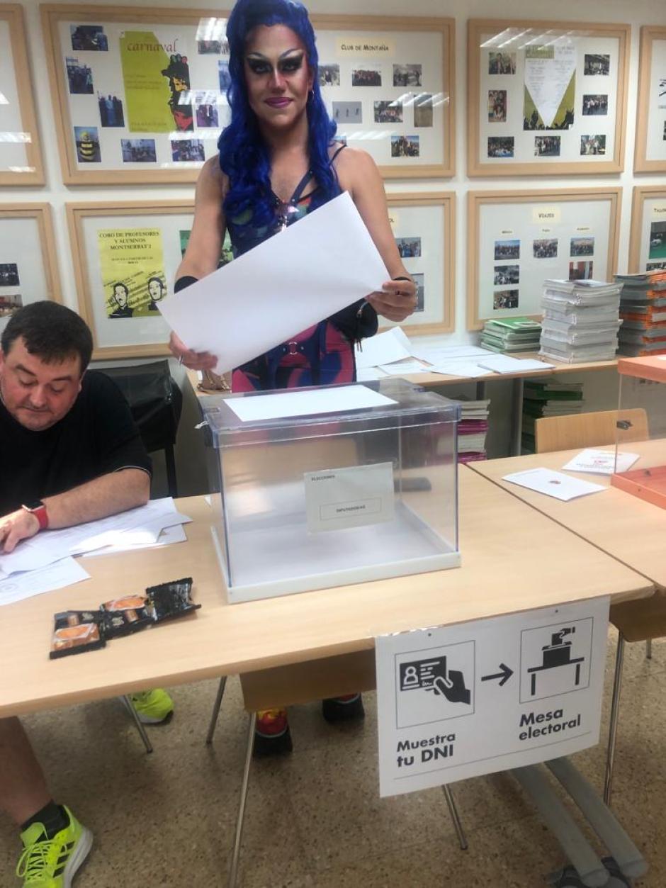 Una drag queen en un colegio electoral de Madrid