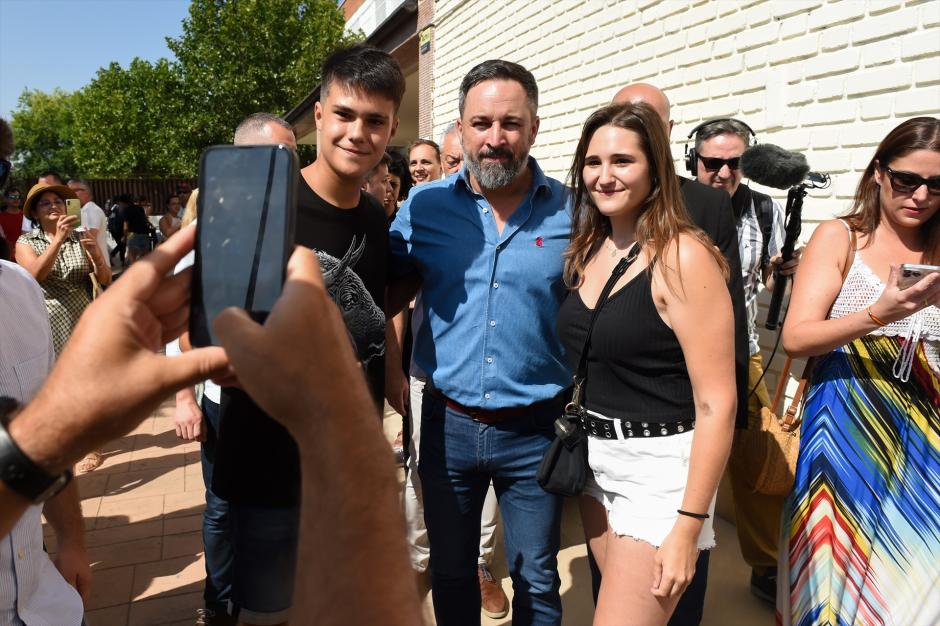 El candidato de Vox a la Presidencia del Gobierno de España, Santiago Abascal, se fotografía con simpatizantes tras ejercer su derecho a voto