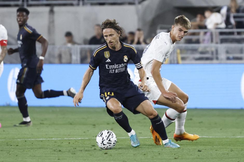 Luka Modric y Charles De Ketelaere, durante un momento del partido