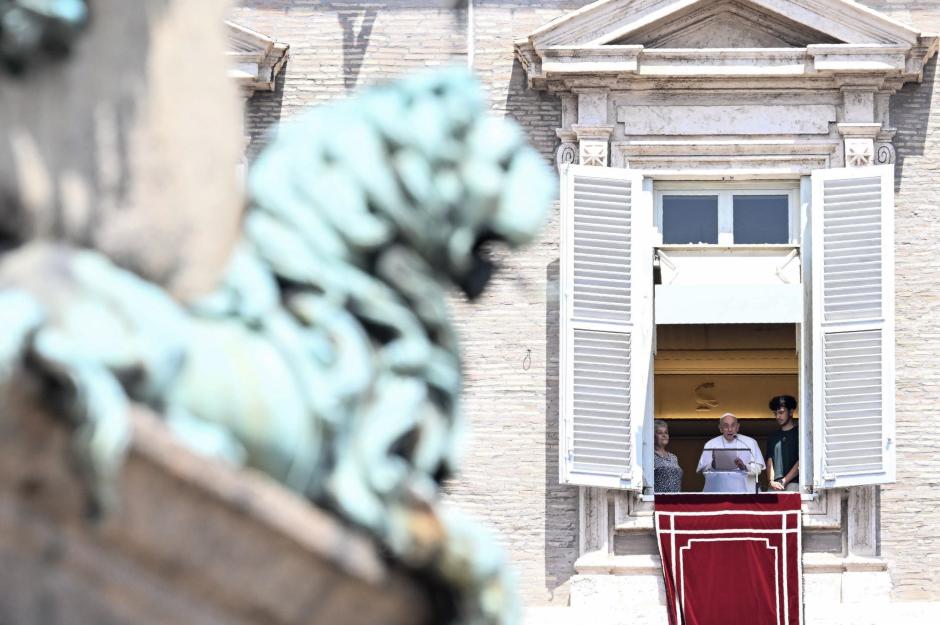 El Papa, en la ventana del Palacio Apostólico acompañado de un joven y un mayor