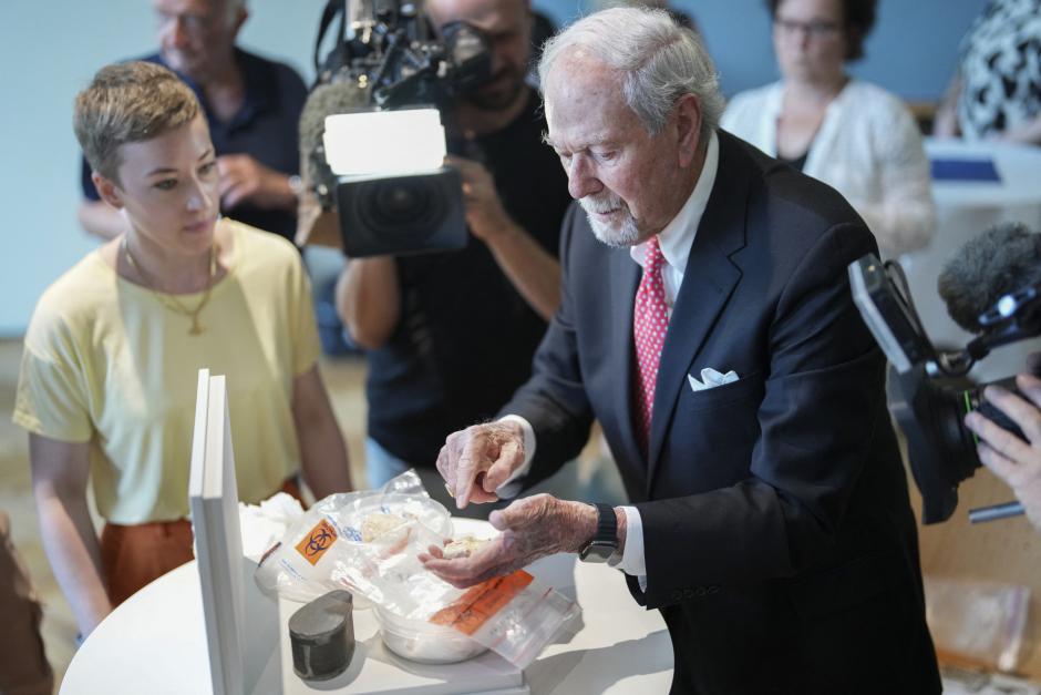 El empresario Paul Kaufmann en el momento de la entrega de los restos