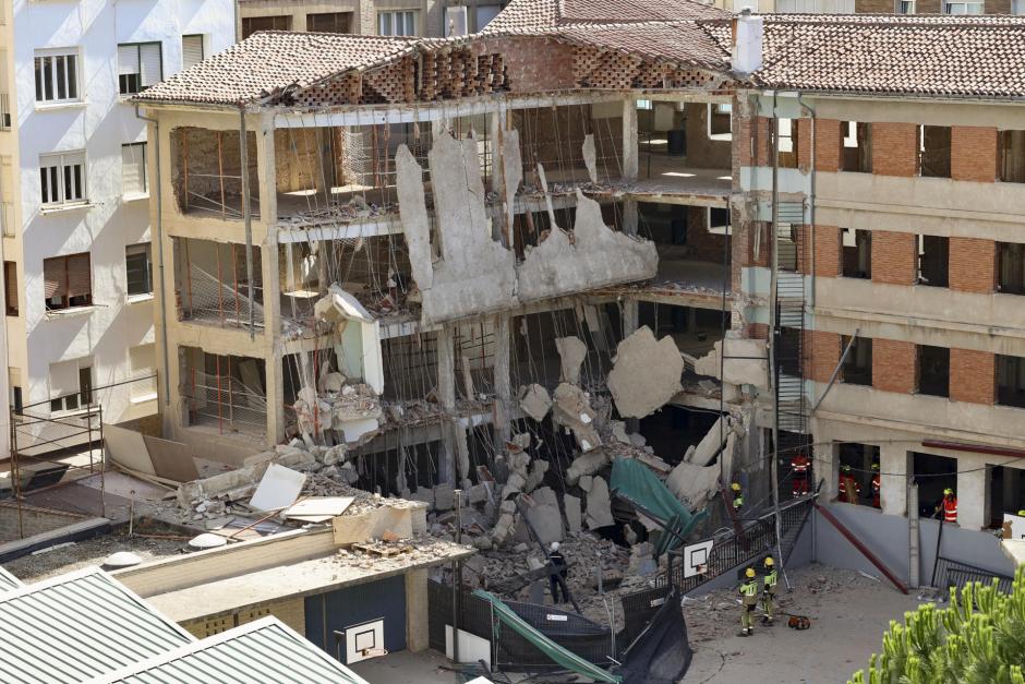 Derrumbe de una de las fachadas interiores del patio del céntrico colegio Adoratrices de Logroño