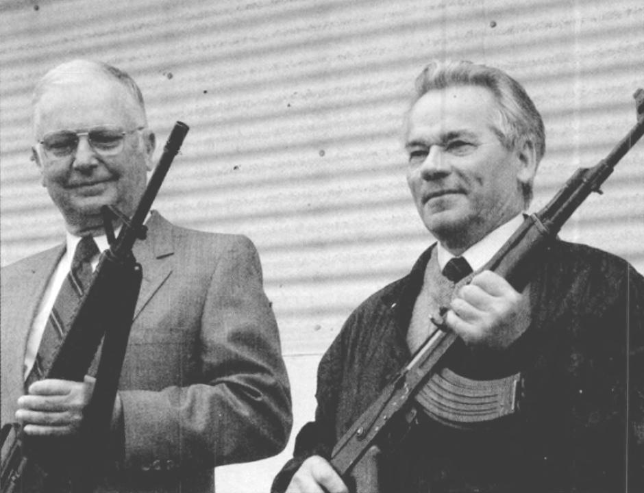 Kalashnikov (dcha.) y Eugene Stoner (izq.) sostienen los rifles que diseñaron, tomada en mayo de 1990