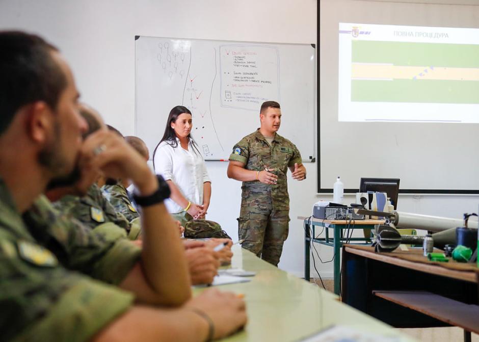 Explicación de las actuaciones de desminado a la ministra de Defensa durante su visita a la Academia de Infantería
