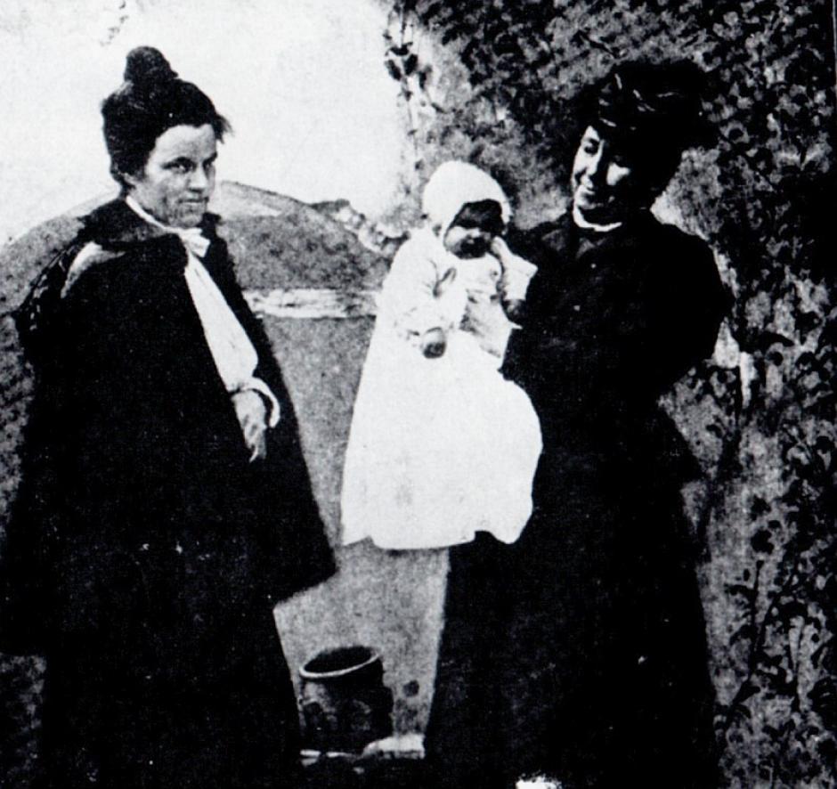 Katerina Tsilka, Miss Ellen Stone y el bebé Elena poco después de su liberación por la banda de Sandanski
