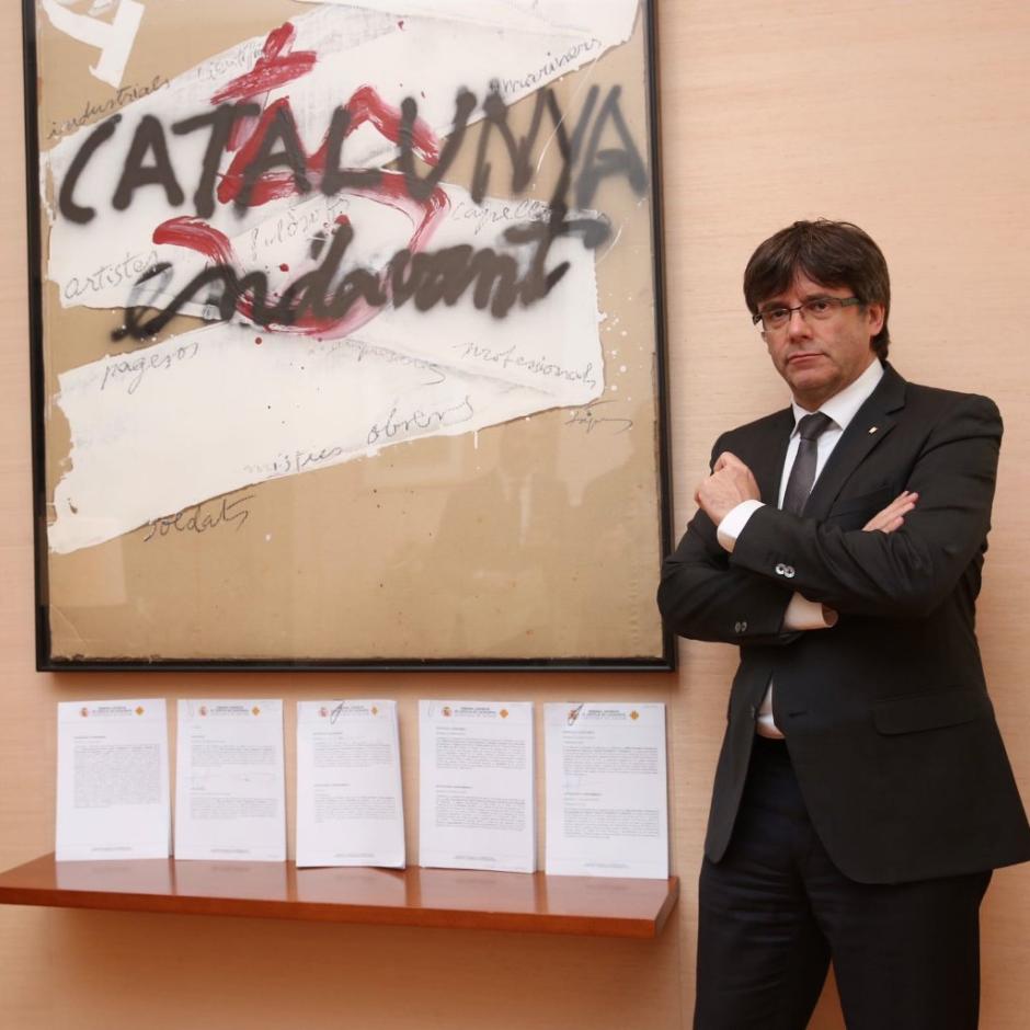 Carles Puigdemont, posando con los requerimientos del TC en abril de 2017