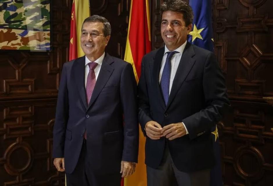 Carlos Mazón, junto al nuevo consejero de Sanidad, Marciano Gómez.