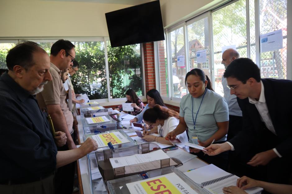 Decenas de españoles que viven en el extranjero acuden a votar en la Terraza del Salón Rojo del Hospital Español, a 16 de julio de 2023, en Ciudad de México (México). Los españoles que residen en el extranjero podrán votar de forma presencial en el centro que se habilite en ese país entre el 15 y el 20 de julio o enviar su voto por correo hasta el 20 de julio.
Arturo Corona Martínez / Europa Press
16/7/2023