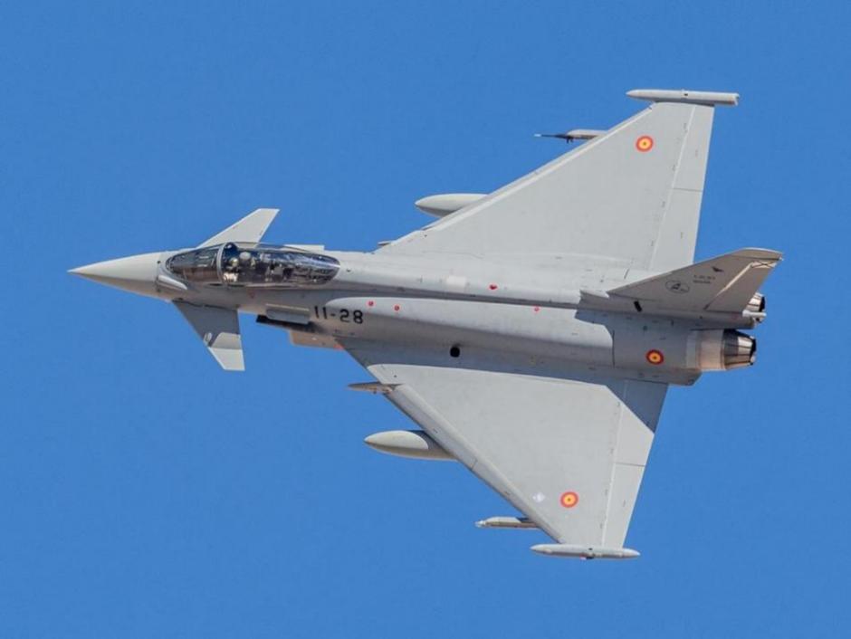 Un Eurofighter en vuelo del Ala 11