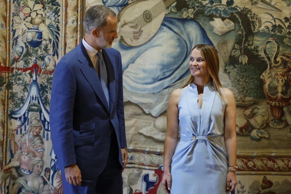 PALMA, 27/07/2023.- El rey Felipe VI (i) recibe a la presidenta balear, Marga Prohens (d), en el Palacio de la Almudaina en Palma de Mallorca, este jueves. EFE/ Ballesteros