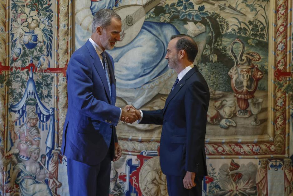 PALMA, 27/07/2023.- El rey Felipe VI (i) recibe al presidente del Parlamento balear, Gabriel Lesenne y Presedo (d), en el Palacio de la Almudaina en Palma de Mallorca, este jueves. EFE/ Ballesteros