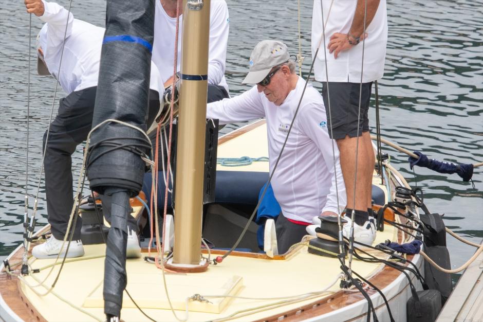 El Rey Juan Carlos regresa al puerto deportivo tras haber navegado en el Bribón, a 27 de julio de 2023