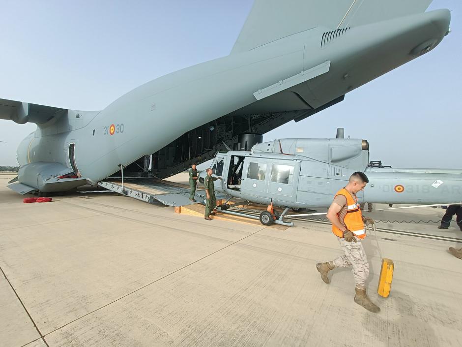 Momento en el que un helicóptero AB-412 de la Armada es introducido en un A-400M con destino a la operación Atalanta