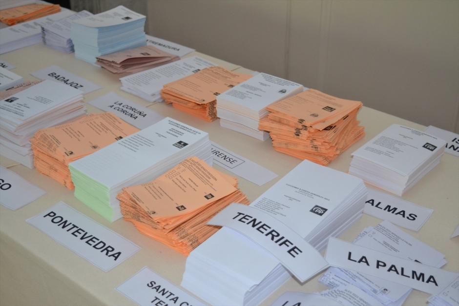 Papeletas electorales para los españoles que viven en el extranjero que acuden a votar en la Embajada Española en Argentina, a 18 de julio de 2023, en Buenos Aires (Argentina). Los españoles que residen en el extranjero podrán votar de forma presencial en el centro que se habilite en ese país entre el 15 y el 20 de julio o enviar su voto por correo hasta el 20 de julio.
19 JULIO 2023;
Mario Poliak / Europa Press
19/7/2023