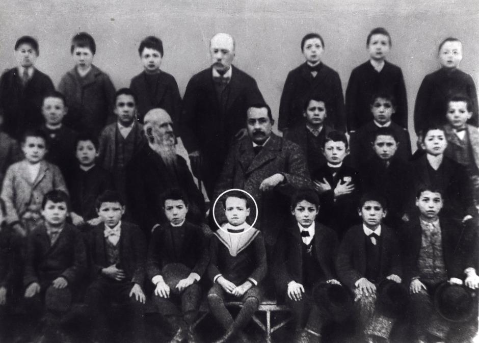 Un retrato de Benito Mussolini con compañeros de clase y algún profesor