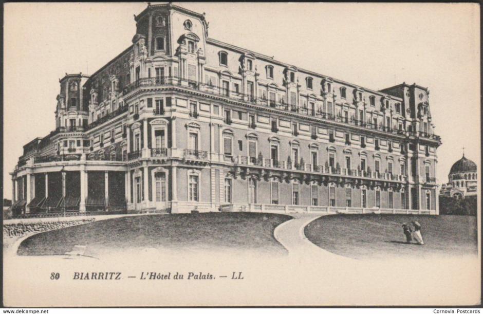 Postal monocroma impresa que muestra una vista del Hôtel du Palais en Biarritz, en la Francia vasca