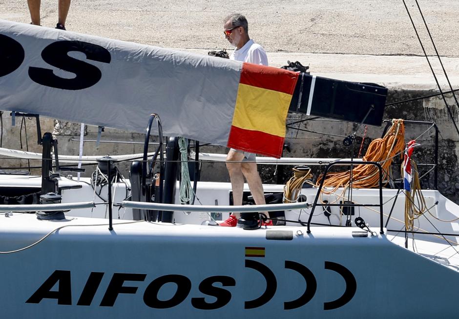 El rey Felipe a su llegada este sábado a la base naval de Porto Pi para participar en la segunda jornada de entrenamientos antes del inicio de la Copa del Rey de Vela este próximo lunes