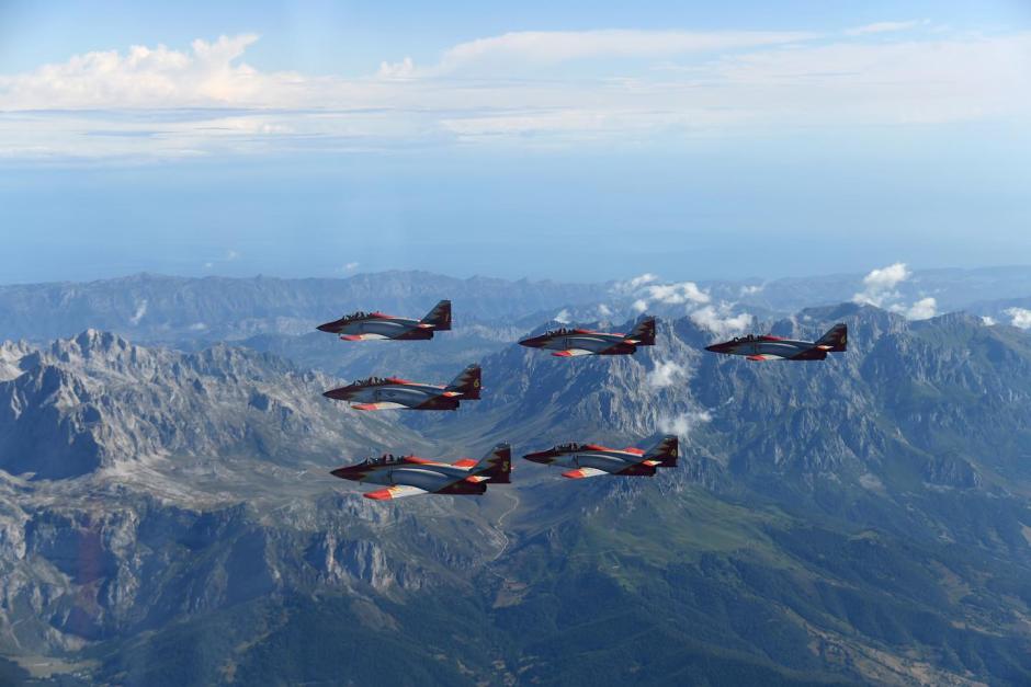 Una de las espectaculares imágenes de la Patrulla Águila sobrevolando los Picos de Europa