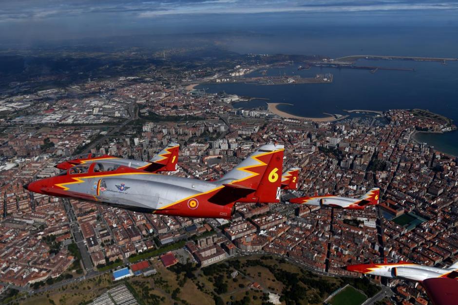 Los aviones de la Patrulla Águila llegan a Gijón para participar en el Gijón Air Show