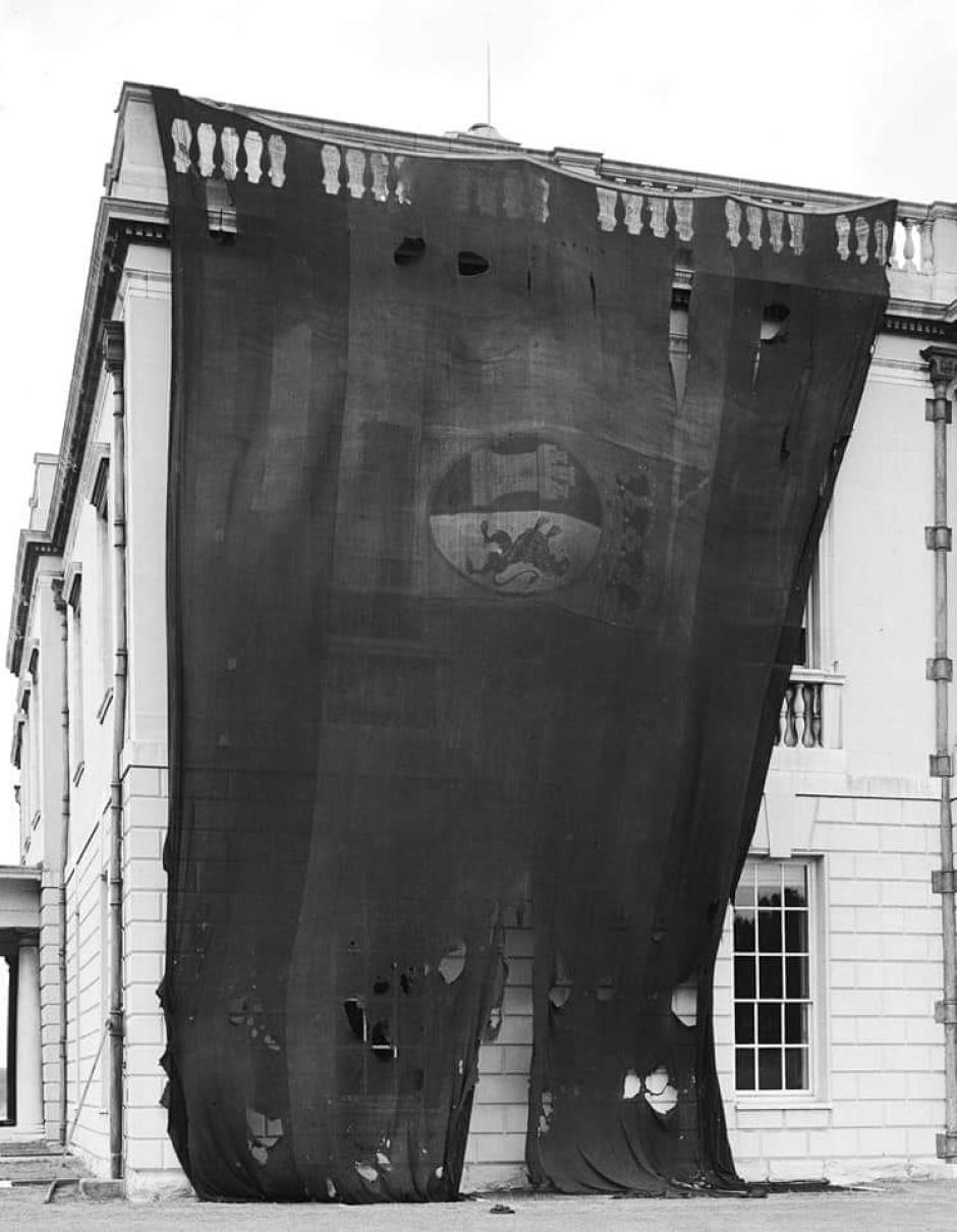 La bandera del navío San Ildefonso suspendida en el parapeto del Queen’s House, en el Museo Maritimo de Greenwich, para ser fotografiada en 1962