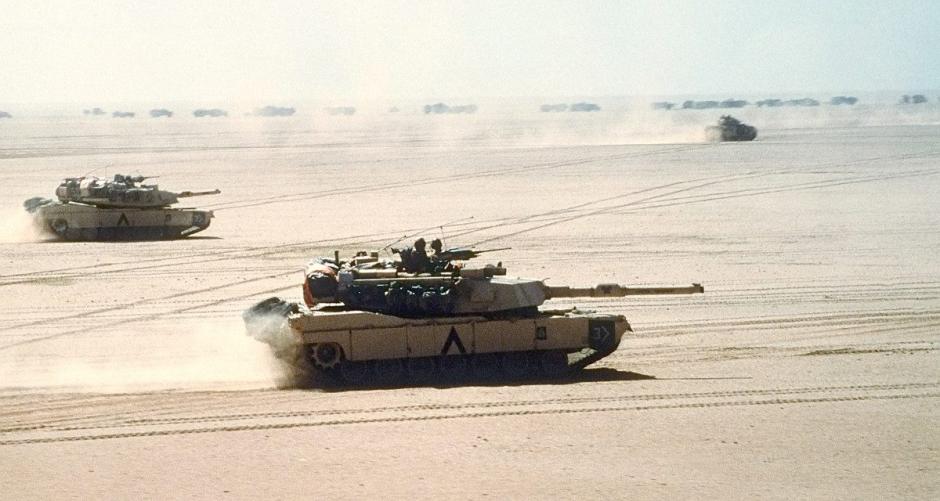 Tanques estadounidenses M1 Abrams avanzan durante la operación Tormenta del Desierto de la Guerra del Golfo de 1991
