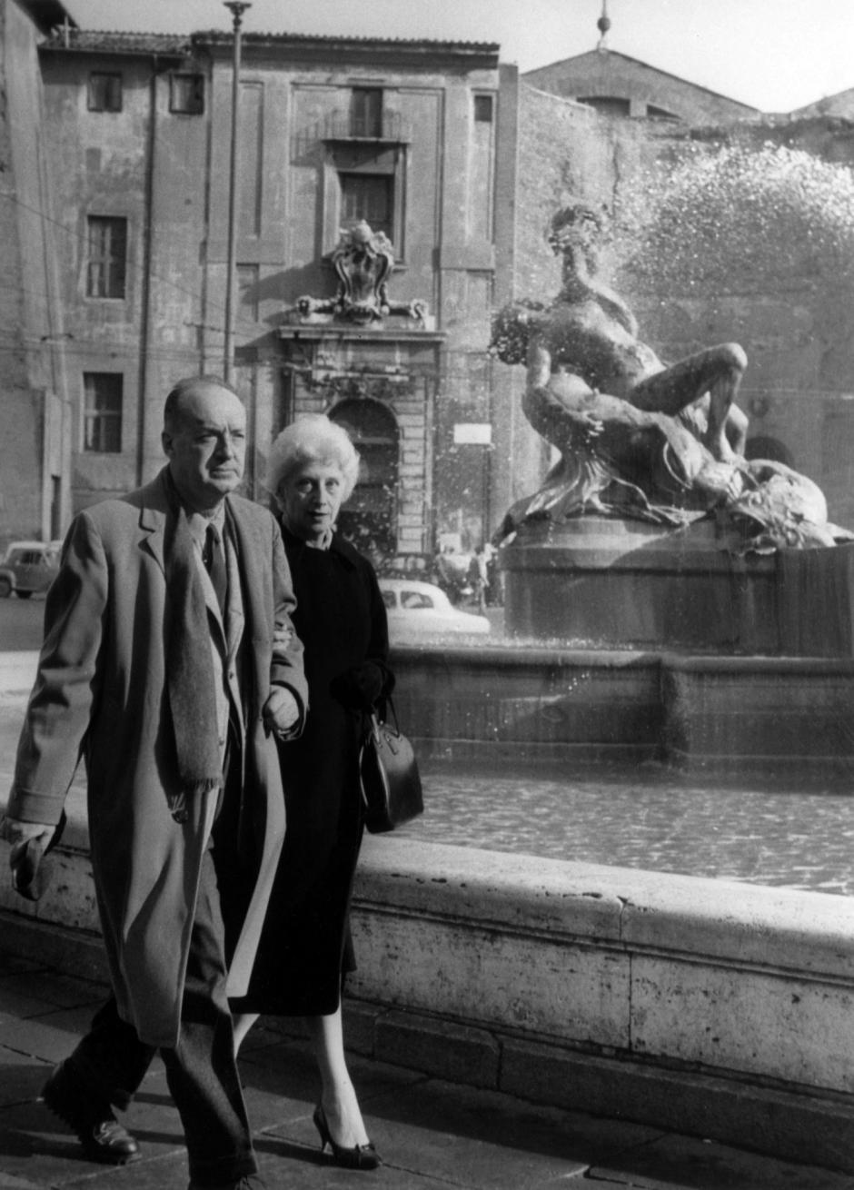 Vladimir Nabokov (1899-1977) Writer, Poet and Literary Critic American Of Russian Origin Here In Rome With His Wife Vera November 18, 1959 Neg: 57181Pl- Vladimir Nabokov (1899-1977) American Writer, in Rome, November 18, 1959 With his Wife Vera (b/w photo)