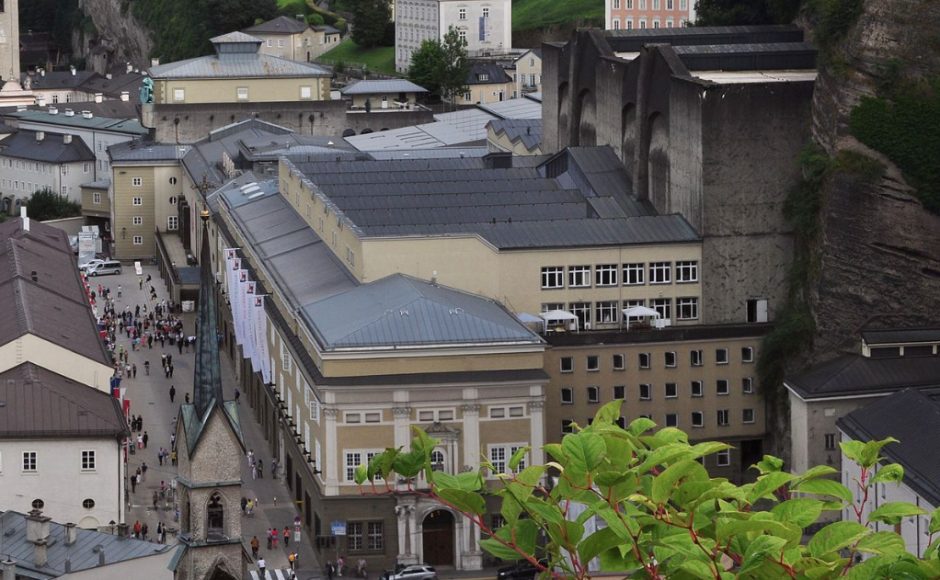 Vista de la Gran Casa de los Festivales de Salzburgo, con su caja escénica excavada en la roca