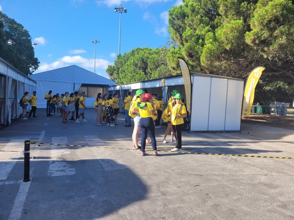 Unos voluntarios en la feria vocacional